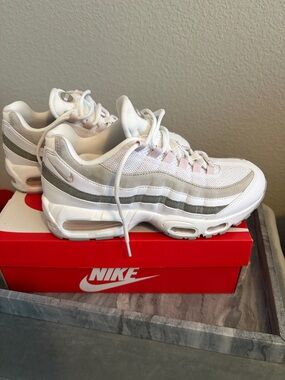 Nike AirMax 95 Sneakers with Light Gray & Soft Pin